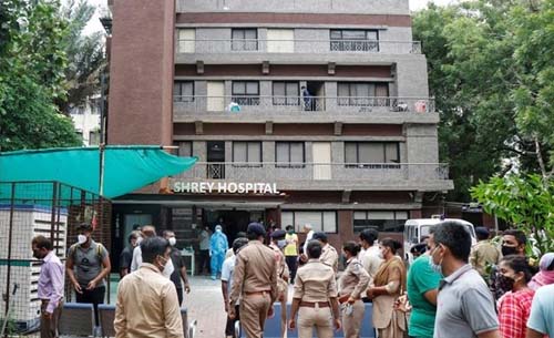 Polisi India berjaga-jaga di depan RS Shrey di Kota Ahmadabad, untuk mencegah keluarga korban kebakaran masuk ke rumah sakit yang terbakar, Kamis pagi. (Foto:Reuters)