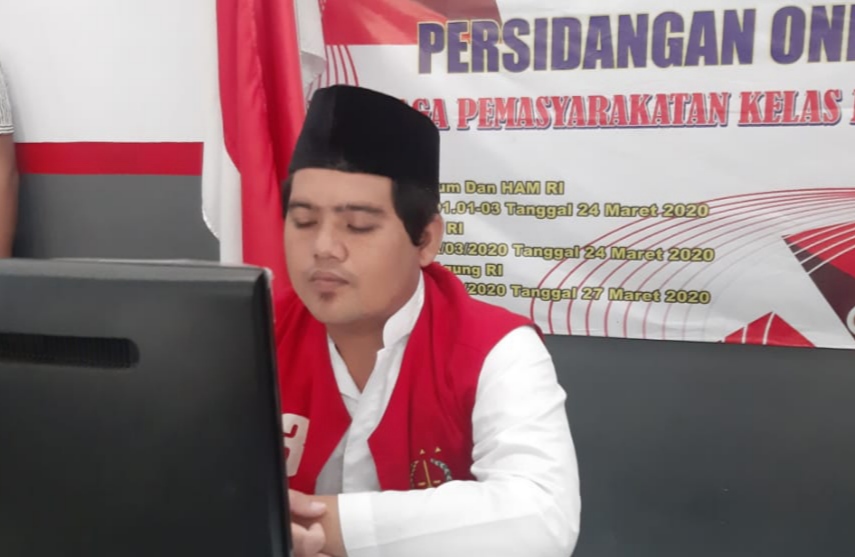 Terdakwa Ali Heri Sanjaya mengikuti sidang tuntutan secara online. (Foto: Istimewa)