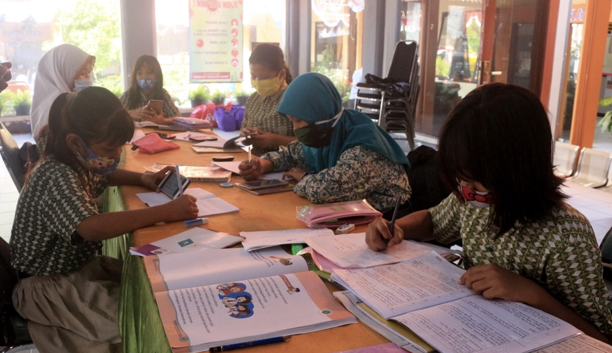 Para siswa didamping Karang Taruna melakukan sekolah daring di Pendopo Kantor Kecamatan Tambaksari, Surabaya. (Foto: Dok. Pemkot Surabaya)