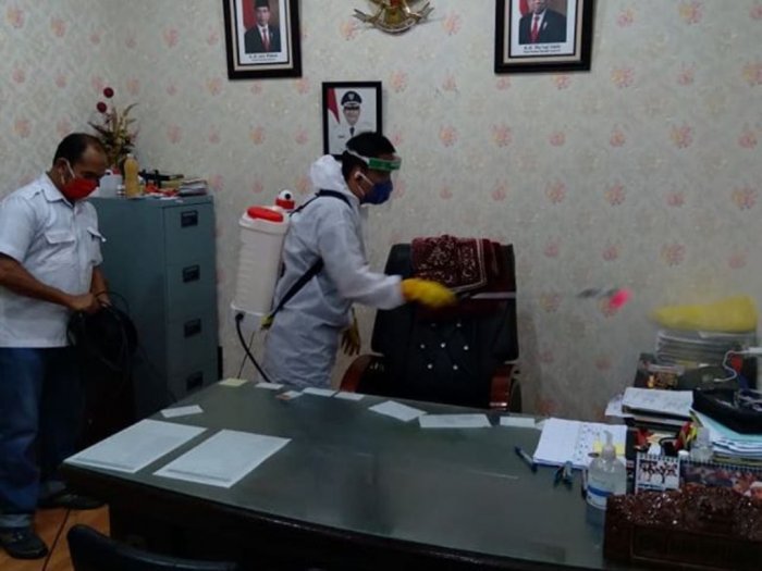 Penyemprotan cairan disinfektan di ruangan kerja Plt Walikota Medan, Akhyar Nasution. (Foto: Instagram @pemkomedan)