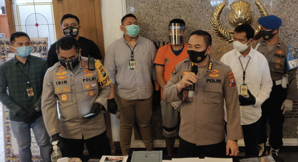 Pihak kepolisian saat memperkenalkan Gilang di Mapolrestabes Surabaya (Andik/Ngopibareng.id)