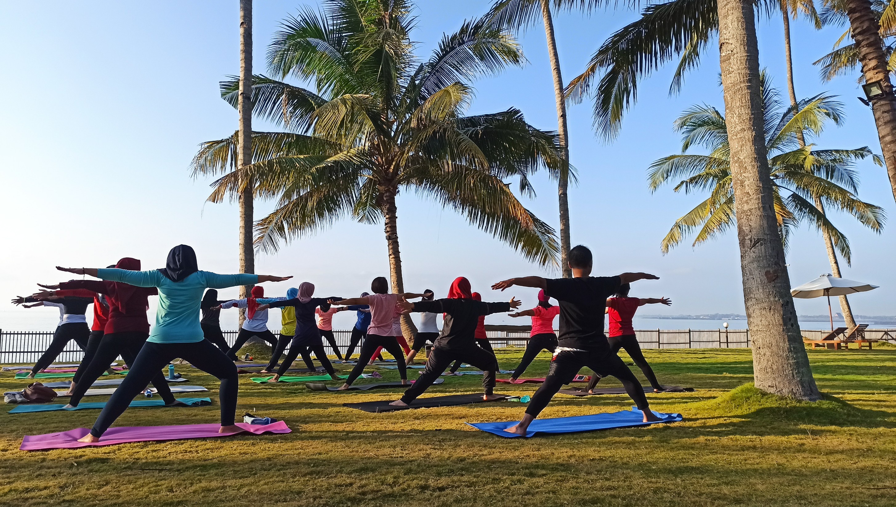 Komunitas Yoga sedang melakukan yoga Healing and Theraphy di Villa So Long. (Foto: Muh Hujaini/Ngopibareng.id)