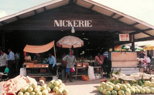 Suasana pasar di Nickerie, Suriname. (Foto: Dok @madubranta.id)