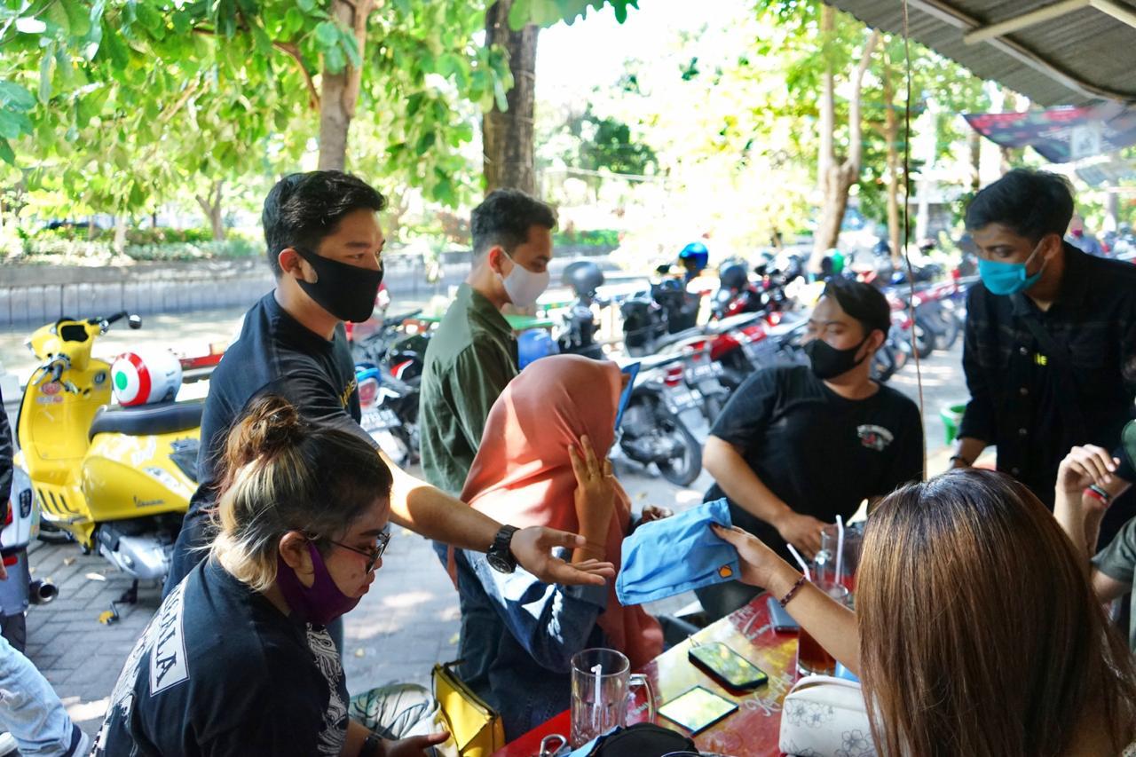 Pembagian masker oleh Komunitas Entrepreneur Milenial Surabaya. (Foto: Alief Sambogo/ngopibareng.id)