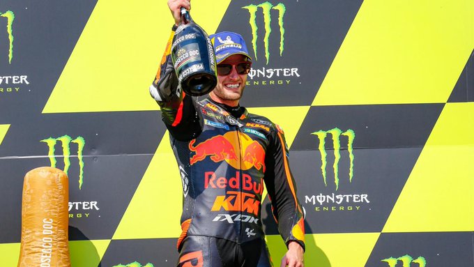Brad Binder merayakan kemenangan pertamanya di MotoGP. (Foto: Twitter/@MotoGP)