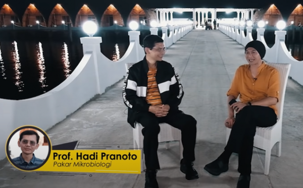 Musisi Anji saat wawancara soal obat Covid-19 bersama Hadi Pranoto di kanal YouTube @duniamanji, tapi konten ini sudah dihapus oleh YouTube. (Foto: YouTube)