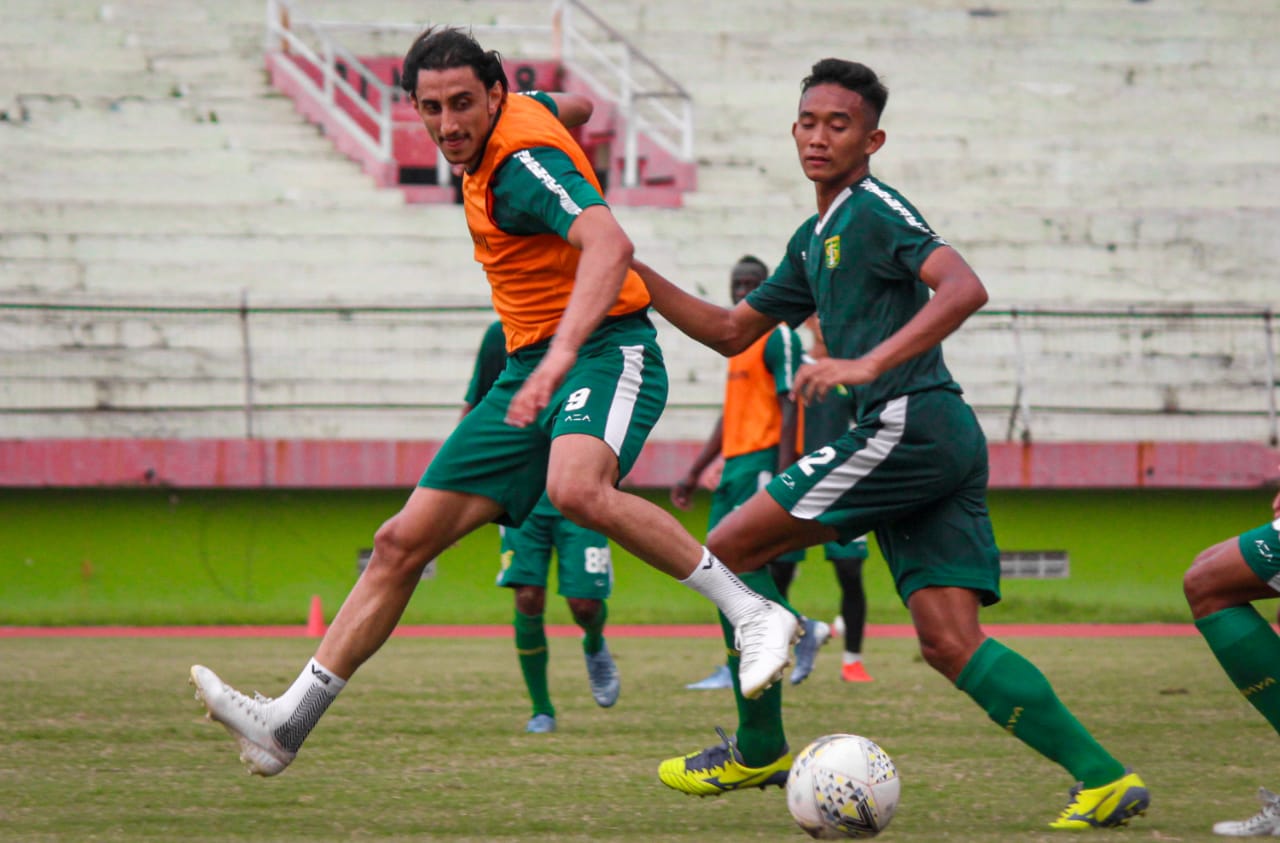 Pemain Persebaya saat berlatih di Stadion Gelora Delta, Sidoarjo. (Foto: Fariz Yarbo/Ngopibareng.id)