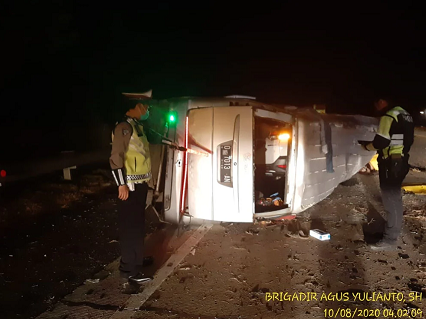 Kecelakaan minibus Elf vs Toyota Rush di Tol Cipali, Senin 10 Agustus 2020 pukul 03.00 WIB. (Foto: Polresta Cirebon)