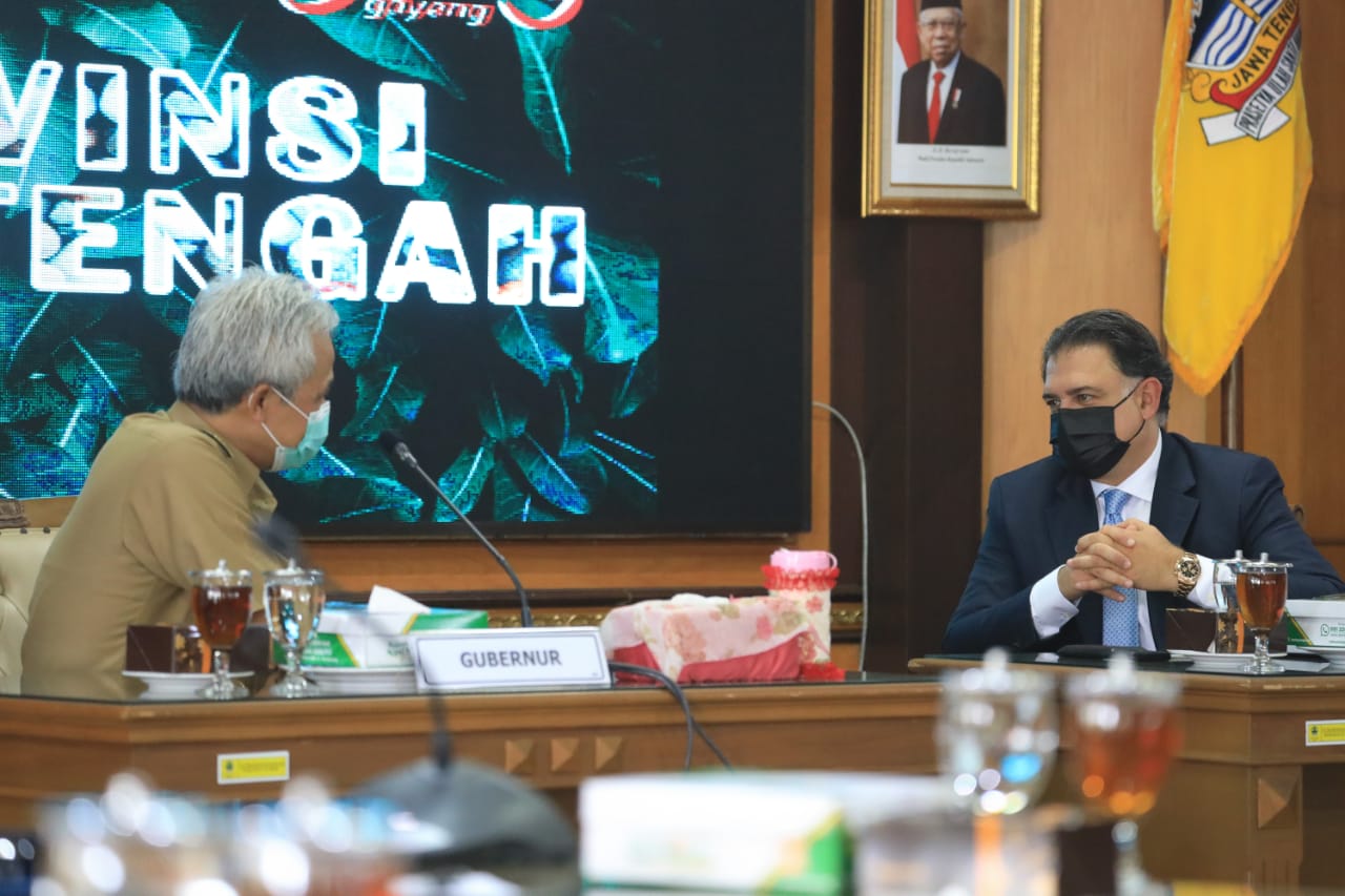 Gubernur Ganjar Pranowo menerima CEO Alpan Lighting dalam rangka menyampaikan rencana investasi ALP di Kawasan Industri Wijayakusuma di Ruang Rapat Ged A Lantai 2. Senin, 10 Agustus 2020. (Foto: Ist/Ngopibareng.id)