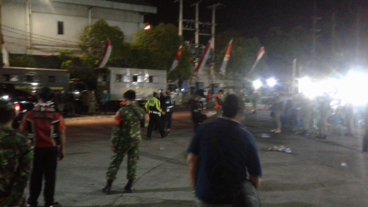 Petugas dari TNI di Pasar PIOS saat dilakukan rapid test secara masif oleh Pemkot Surabaya. (Foto: Istimewa) 