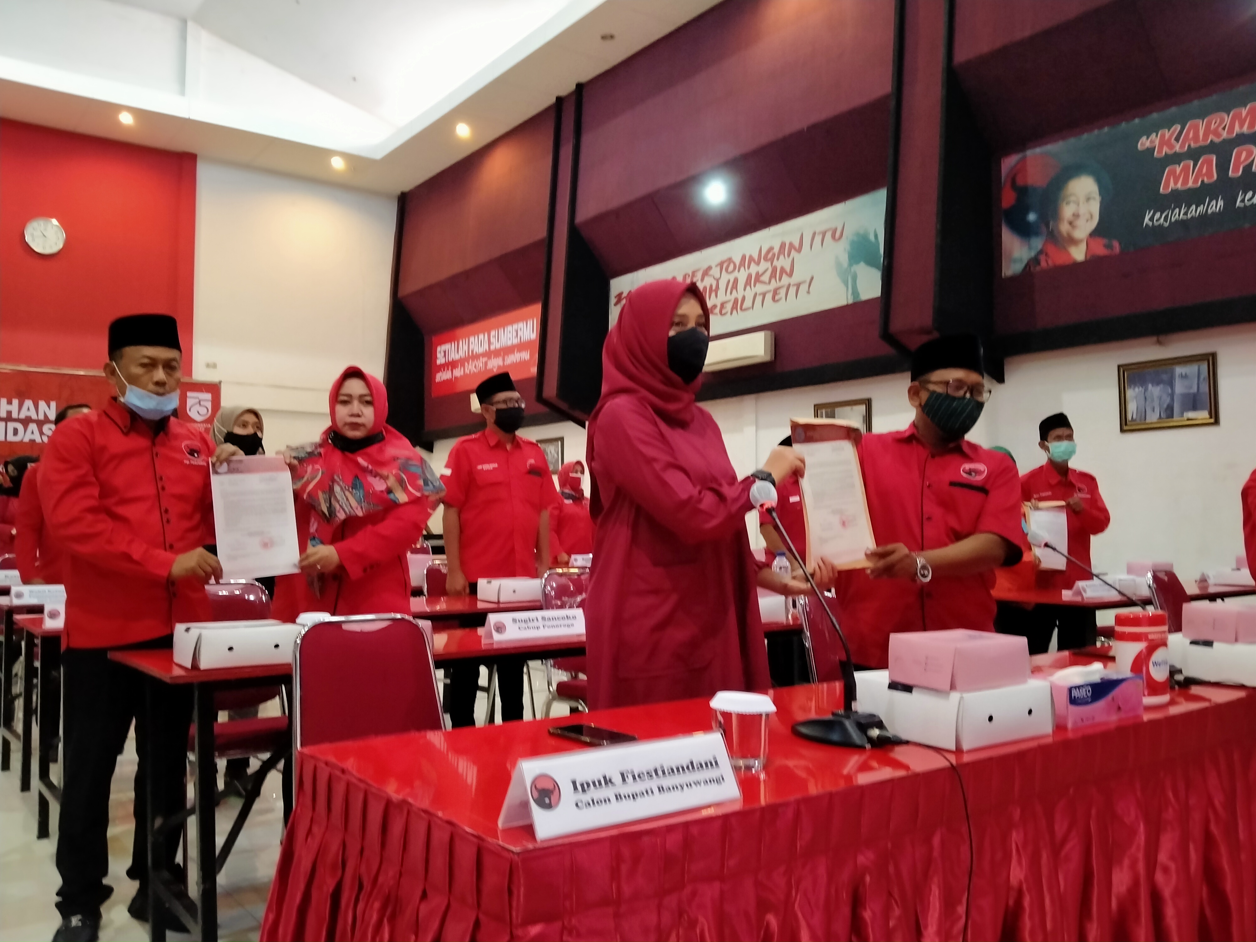 Proses pengumuman rekomendasi bacalon kepala daerah di Jatim di Kantor DPD PDI Perjuangan Jatim, Surabaya, Selasa 11 Agustus 2020. (Foto: Fariz Yarbo/Ngopibareng.id)