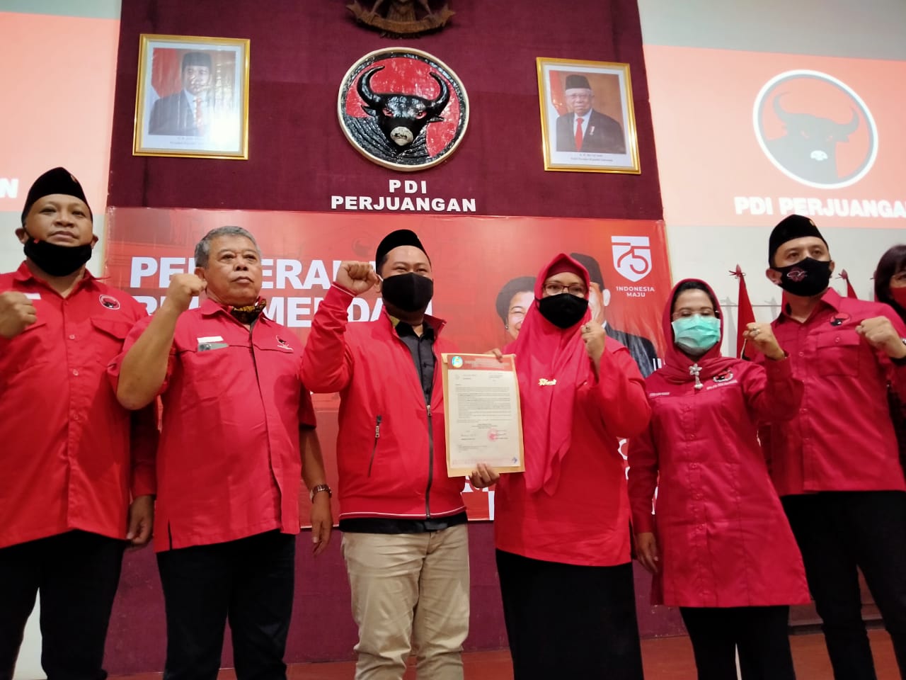 Bacabup dan Bacawabup Gresik, Fandi Achmad Yani dengan Aminatun Habibah menerima rekomendasi dari PDI Perjuangan di Kantod DPD PDI Perjuangan Jatim, Surabaya, Selasa 11 Agustus 2020. (Foto: Fariz Yarbo/Ngopibareng.id)