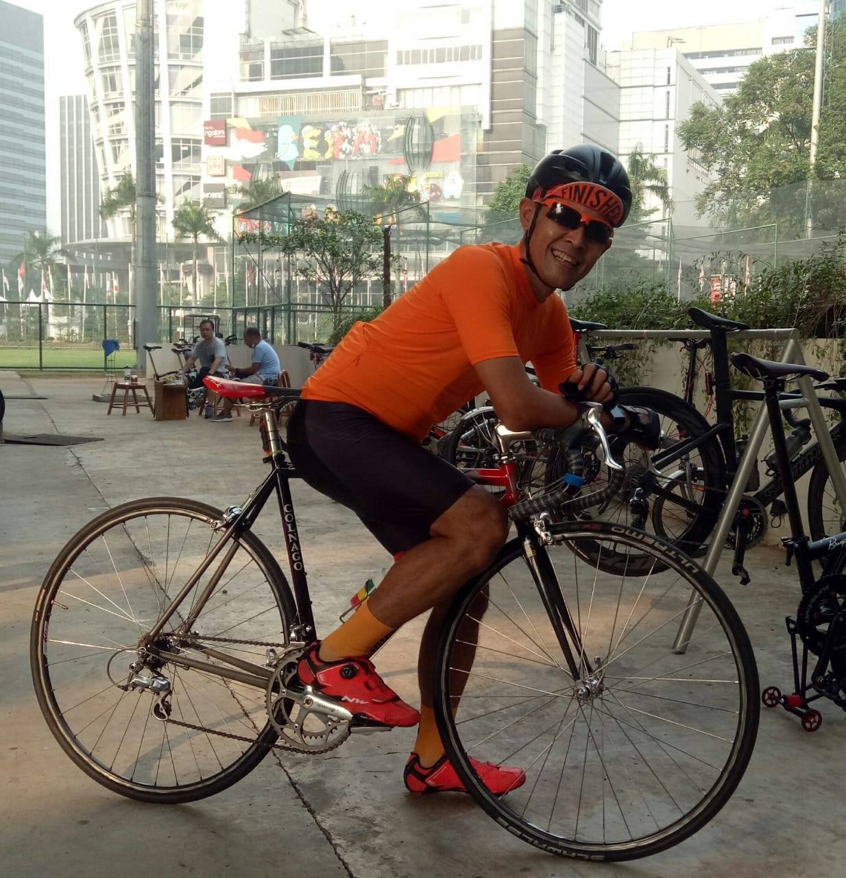 Edhie Natallis dengan sepedanya. Dia menganggap ada banyak filosofi dalam sepeda. (Foto: Istimewa)