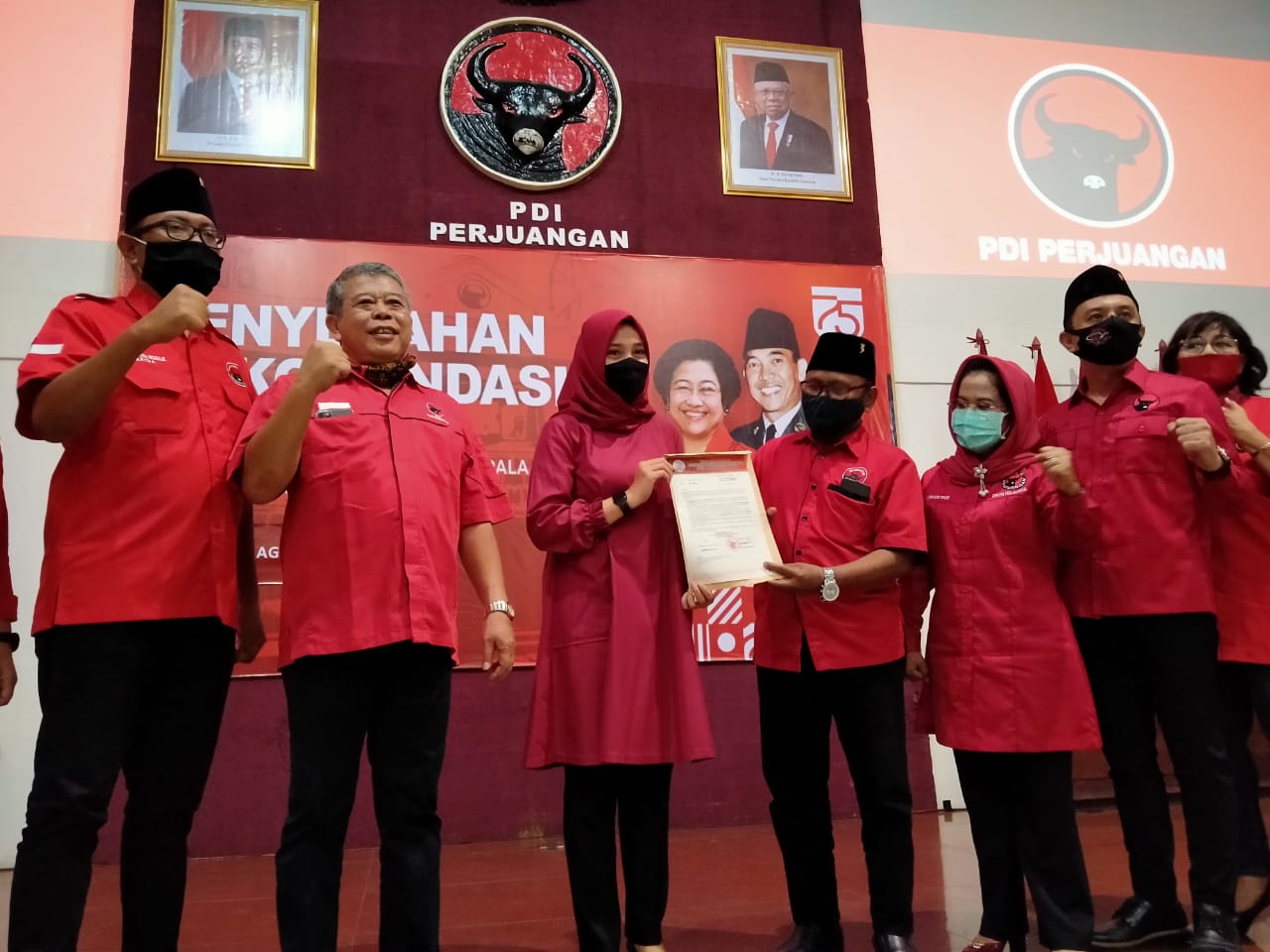 Pasangan calon kepala daerah Banyuwangi, Ipuk Fiestiandani-Sugirah menerima rekomendasi dari DPD PDI Perjuangan Jatim, Surabaya, Selasa 11 Agustus 2020. (Foto: Fariz Yarbo/Ngopibareng.id) 