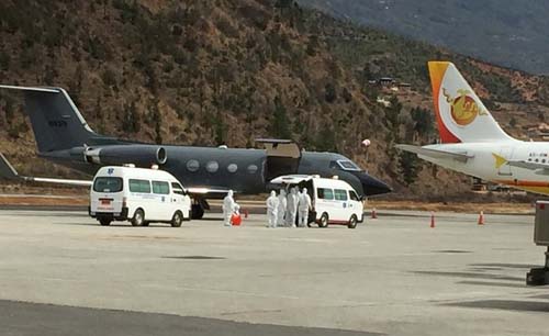 Seorang warga AS yang positif COVID-19 akan dipulangkan naik pesawat dari bandara Internasional di Ibu Kota Thimphu. (Foto:Reuters)