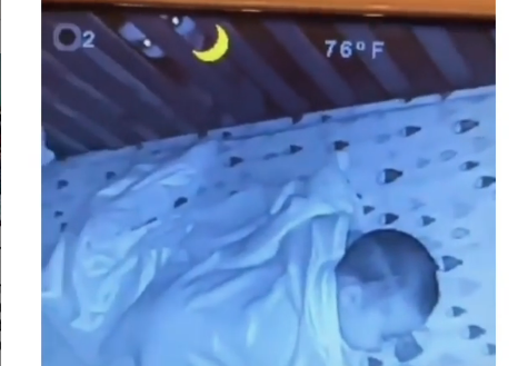 Terekam sosok penampakan yang mendekati bayi saat tidur. (Dok @makassar_iinfo)