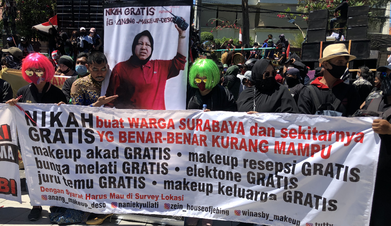 Massa pekerja seni, saat melakukan demo di depan Balai Kota Surabaya. (Foto: Andhi Dwi/ Ngopibareng.id)