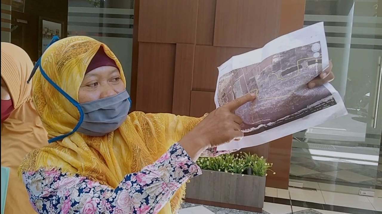 Istri Almarhum Salim Kancil, Tijah menunjukkan titik tanah miliknya yang diserobot oleh PT LUIS di Mapolda Jatim, Surabaya, Rabu 12 Agustus 2020. (Foto: Fariz Yarbo/Ngopibareng.id)