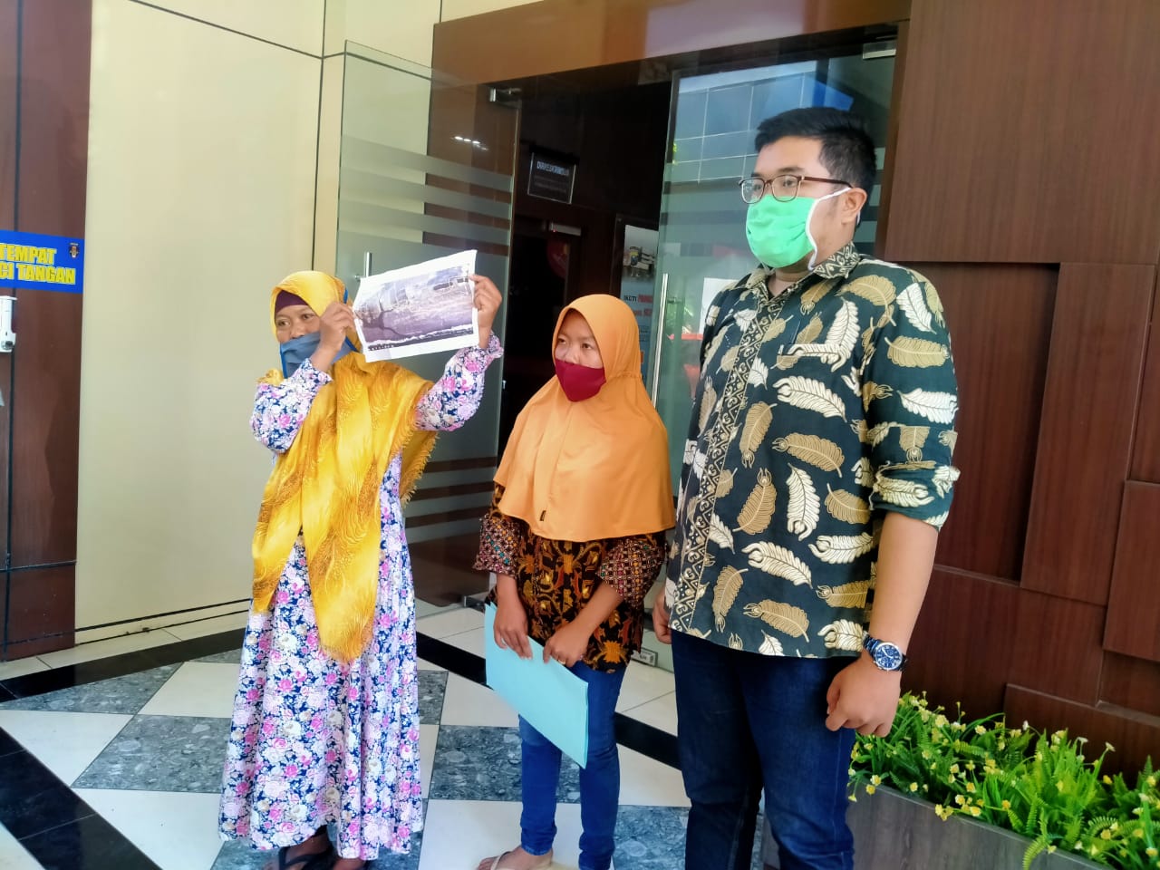 Keluarga almarhum Salim Kancil didampingin LBH Surabaya mendatangi Mapolda Jatim, Surabaya, Rabu 12 Agustus 2020. (Foto: Fariz Yarbo/Ngopibareng.id)