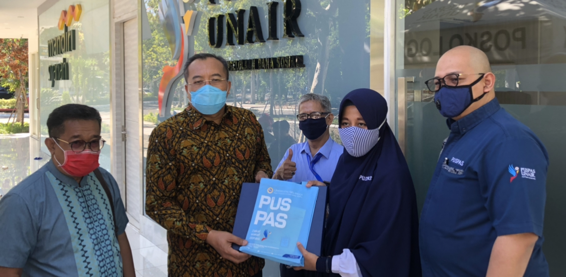 IKA UA Jakarta saat menyalurkan dana bantuan kepada Puspas Unair. (Foto: Andhi Dwi/Ngopibareng.id)