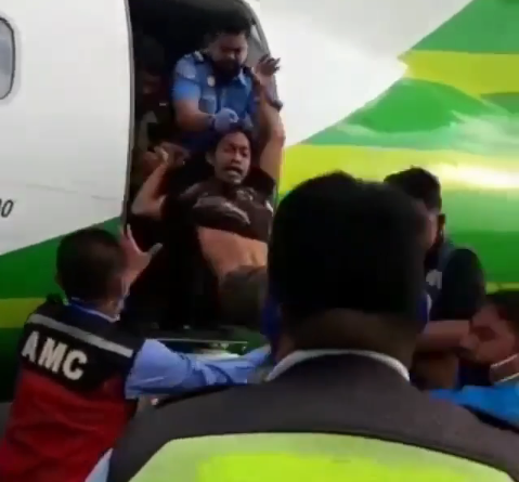 Tangkapan layar beberapa petugas mengeluarkan seorang pria diduga gila dari dalam pesawat ATR milik maskapai Citilink Indonesia. (Foto: Instagram @aviatren/@lambe_turah