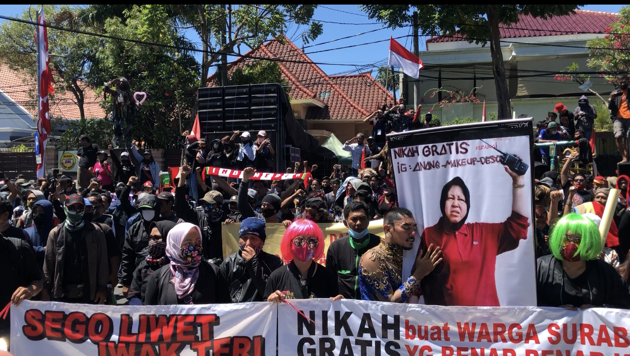 Ratusan massa APPS, ketika menggelar aksi di depan Balai Kota Surabaya (Andhi Dwi/Ngopibareng.id)