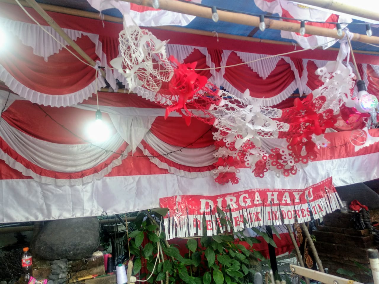 Aksesoris merah putih yang dijual di Kampung Bendera, Rabu 12 Agustus 2020. (Foto: M.Rizqi/Ngopibareng.id)