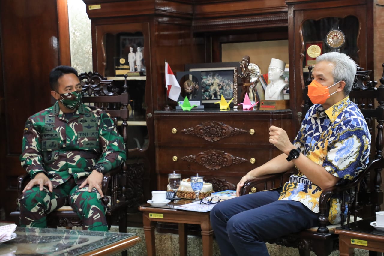 Kepala Staf Angkatan Darat (KSAD) Jenderal TNI Andika Perkasa berbincang dengan Ganjar Pranowo. (Foto: (Ist/Ngopibareng.id)