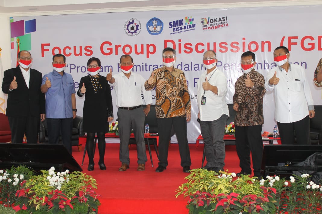 Dirjen Pendidikan Vokasi Kemdikbud Wikan Sakarinto meresmikan peluncuran sejuta masker merah putih untuk Indonesia. (Foto: Asmanu Sudharso/Ngopibareng.id)