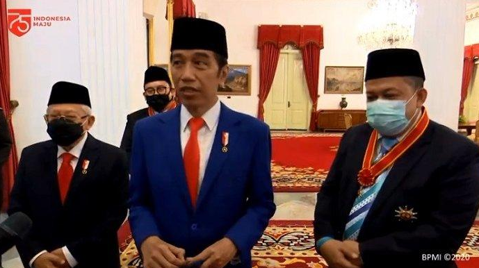 Presiden Joko Widodo (Jokowi) bersama Wakil Presiden (Wapres) Ma'ruf Amin, Fahri Hamzah, dan Fadli Zon usai menerima Bintang Mahaputra Nararya. (Foto: Dok. BPMI)