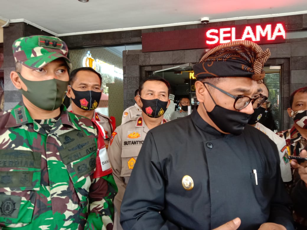 Wakil Walikota Malang, Sofyan Edi Jarwoko (pakaian hitam) saat ditemui di Mapolresta Malang Kota, Jawa Timur. (Foto: Lalu Theo/Ngopibareng.id)