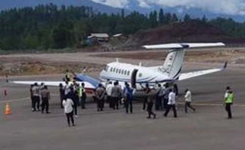 Pesawat milik Kemenhub jenis Kalibrasi Hawker 900 XP jadi pesawat pertama yang mendarat  di Bandara Buntu Kunik, Tana Toraja. Pesawat dikerubuti pejabat, petugas keamanan dan wartawan. (Foto:Kompas.com)