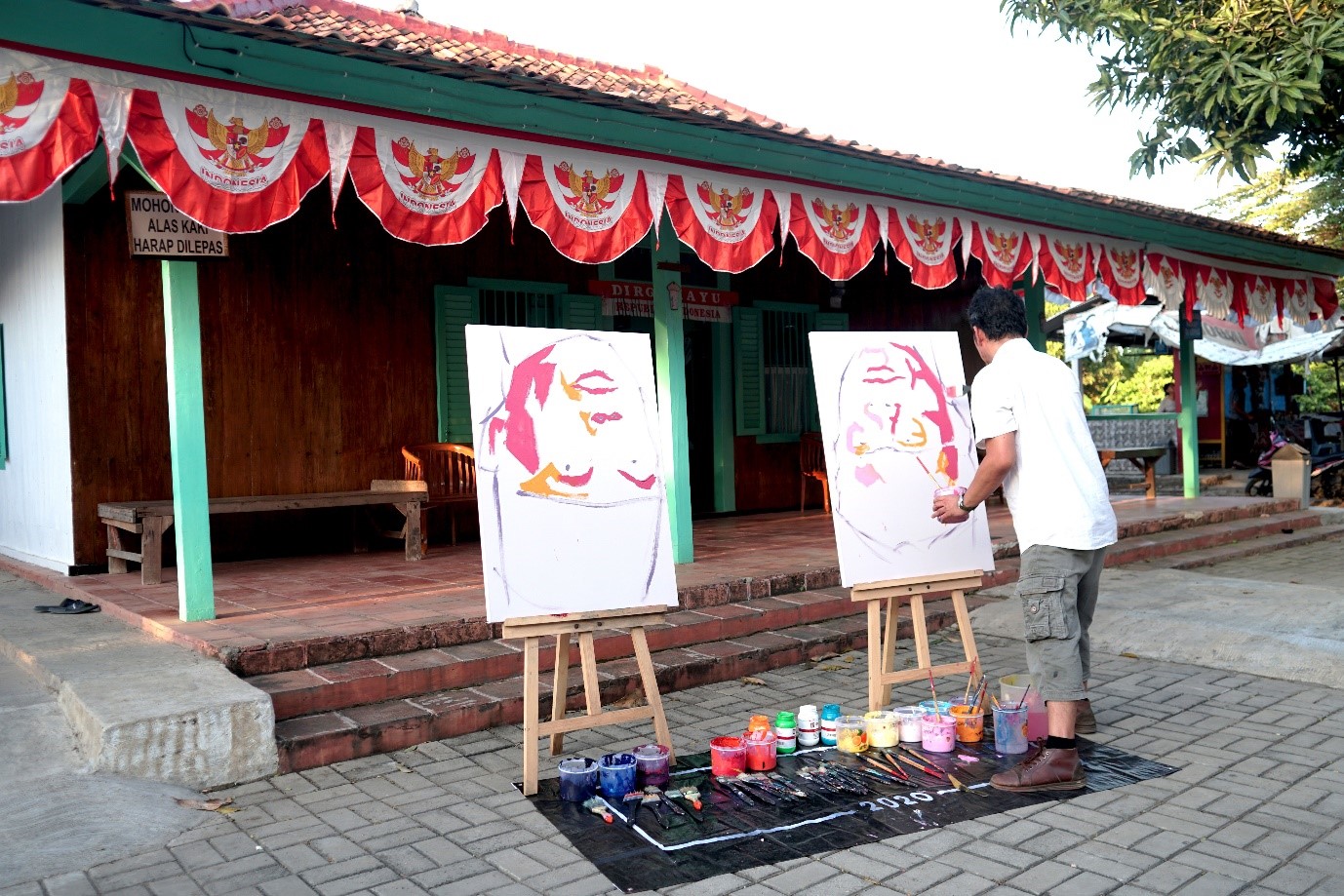 Speed Painting Soekarno-Hatta di Rumah Sejarah Rengasdengklok, Karawang, Jawa Barat. Dua lukisan dikerjakan secara simultan dalam posisi terbalik. (Foto: Dok. Eggy Yunaedi)