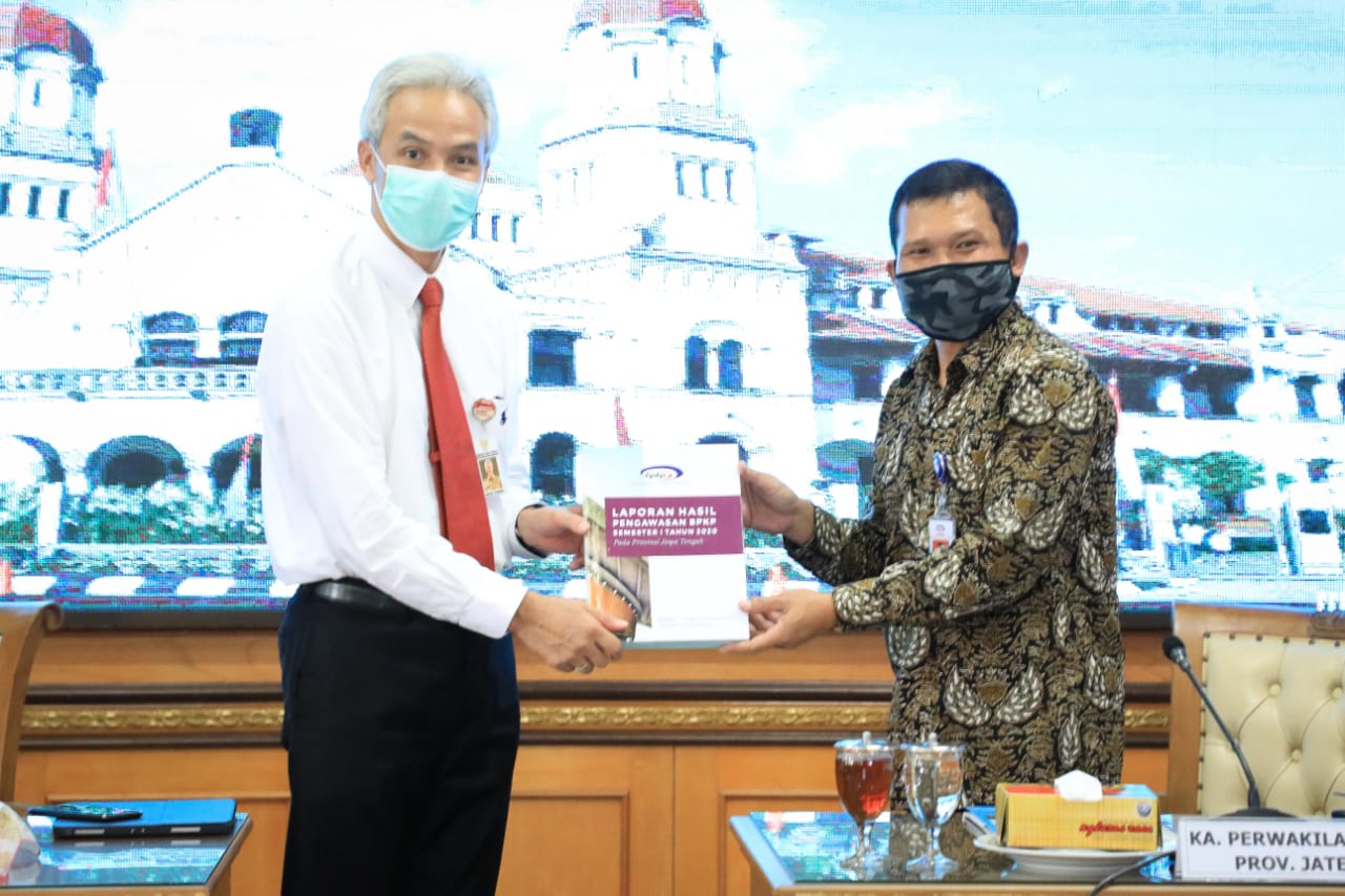 Ganjar Pranowo saat menerima laporan hasil pengawasan BPKP semester I tahun 2020 dari Kepala Perwakilan BPKP Provinsi Jawa Tengah, Wasis Prabowo. (Foto: Ist/Ngopibareng.id)