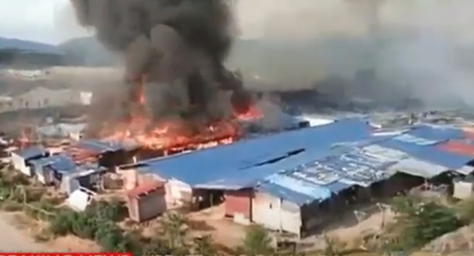 Ratusan kongsi atau barak TKI di Negeri Sembilan, Malaysia terbakar. (Foto: tangkapan video youtube)