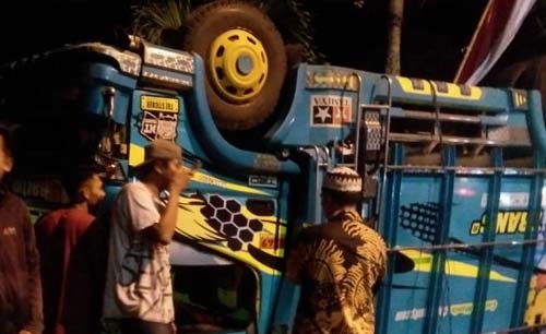 Kendaraan colt diesel terbalik akibat ditabrak truk fuso di Jalan Raya Desa Sempolan, Kecamatan Silo, Kabupaten Jember, Kamis malam. (Foto:Antara)