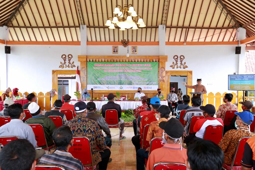 Bupati Banyuwangi Abdullah Azwar Anas memberikan sambutan dalam sosialisasi e-RDKK dan Kartu Tani di Desa Watukebo, Kecamatan Rogojampi (foto: istimewa)