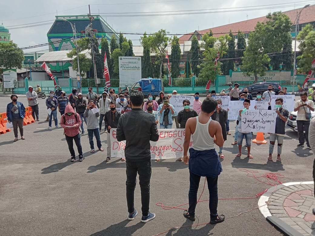 Gerakan Selamatkan (GAS) Jatim melakukan aksi di depan Kantor DPRD Jatim, Surabaya, Jumat 14 Agustus 2020. 