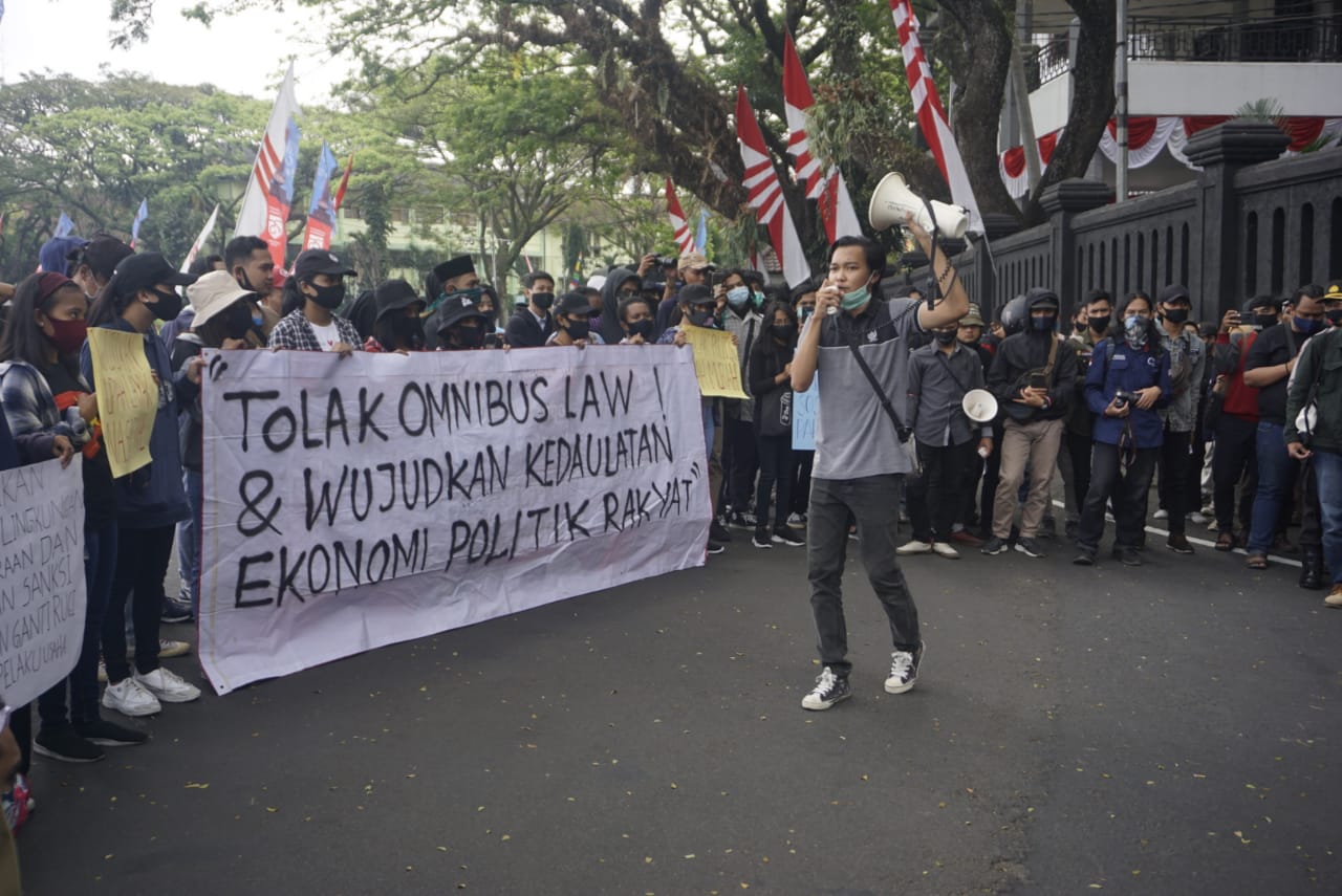 Aksi menolak RUU Omnibus Law di depan Gedung DPRD Kota Malang (Foto: Lalu Theo/ngopibareng.id)