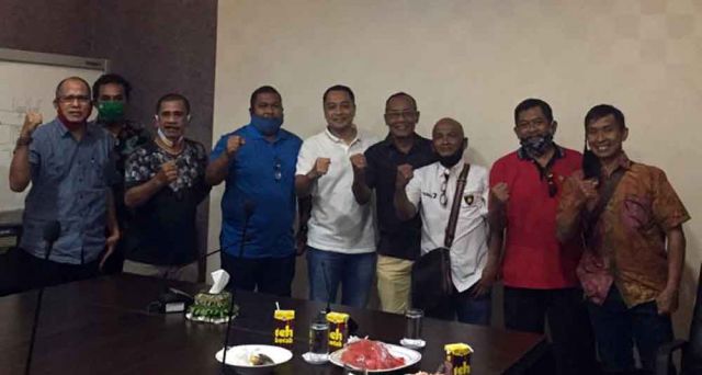 Pertemuan Eri Cahyadi dan mantan pemain Persebaya Surabaya. (Foto: Istimewa)
