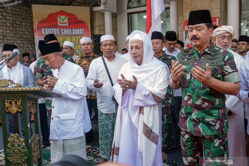 Habib Muhammad Luthfi bin Yahya bersama Panglima TNI Marsekal Hadi Tjahjanto (kanan) saat menghadiri Pengajian Rutin Kliwonan di Kansuz Sholawat, Pekalongan, Jawa Tengah. (Foto: Istimewa)