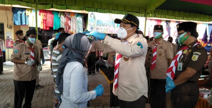 Bupati Pasuruan yang juga Ketua Mabincab Gugus Pasuruan, Irsyad Yusuf membagikan masker dan face shiled kepada para pedagang. (Foto: Dok Humas)