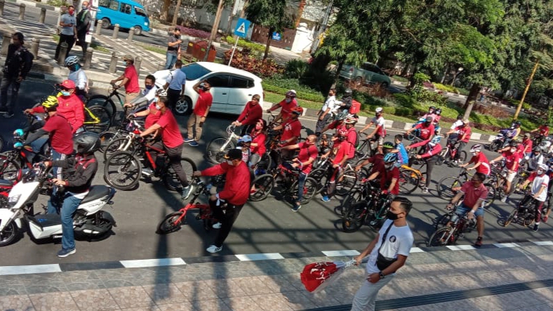 Para peserta Fun Bike saat memulai gowes di Malang Town Square (Foto: Lalu Theo/ngopibareng.id)
