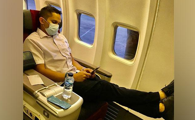 Ahmad Mumtaz Rais, anak Amien Rais sekaligus menantu Zulkifli Hasan, selfie di pesawat Garuda Indonesia. (Foto: Instagram)