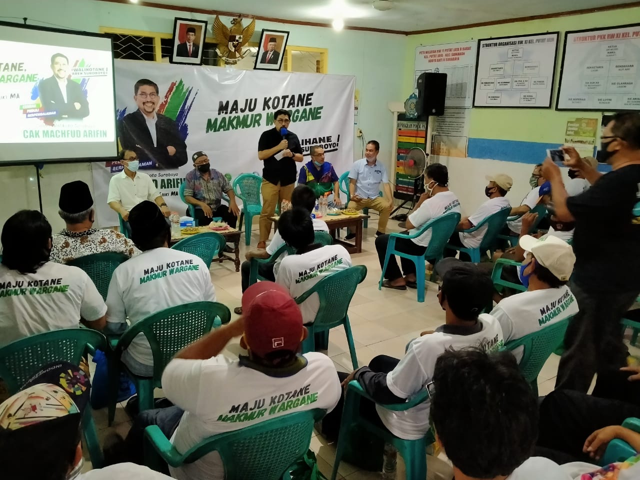 Bakal Calon Walikota Surabaya, Machfud Arifin melakukan diskusi dengan warga di Balai RW XI Putat Jaya, Surabaya, Sabtu 15 Agustus 2020. (Foto: Fariz Yarbo/Ngopibareng.id))