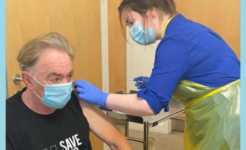 Andrew Lloyd Webber saat diambil darahnya untuk uji klinis calon vaksin. (Foto:Instagram)