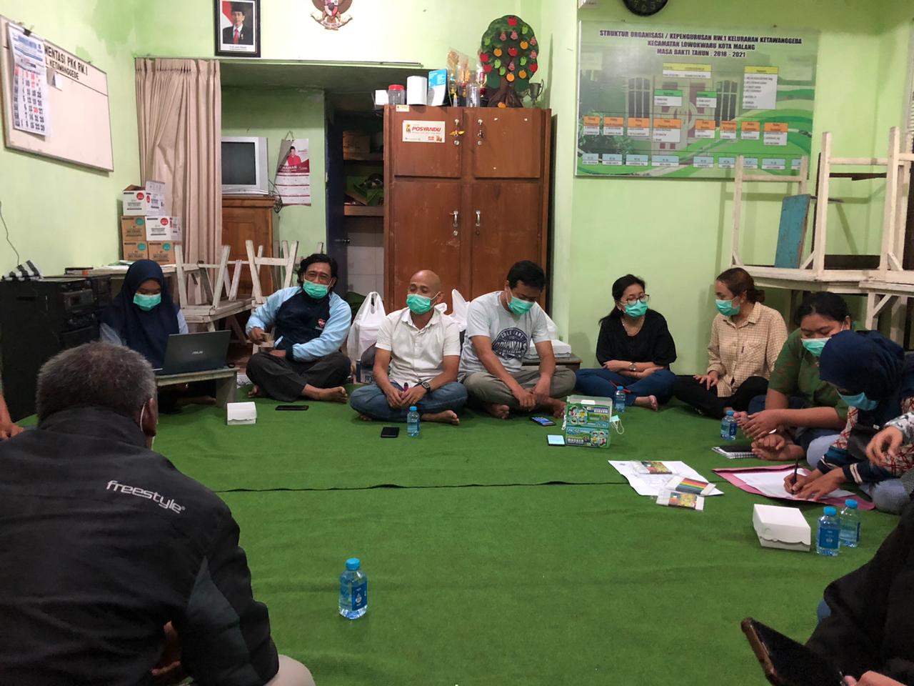 Dosen UB saat melakukan diskusi dengan warga di Kelurahan Ketawanggede Kota Malang, Jawa Timur. (Foto: Istimewa)