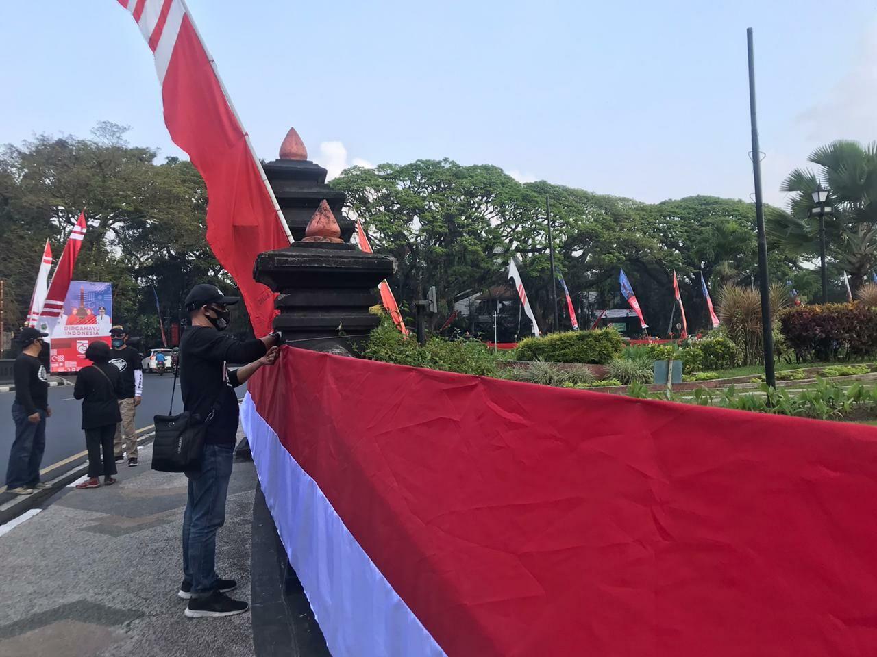 Bendera Merah Putih sepanjang 366 meter dipasang di sekeliling Bundaran Tugu, Kota Malang. (Foto: Lalu Theo/Ngopibareng.id)