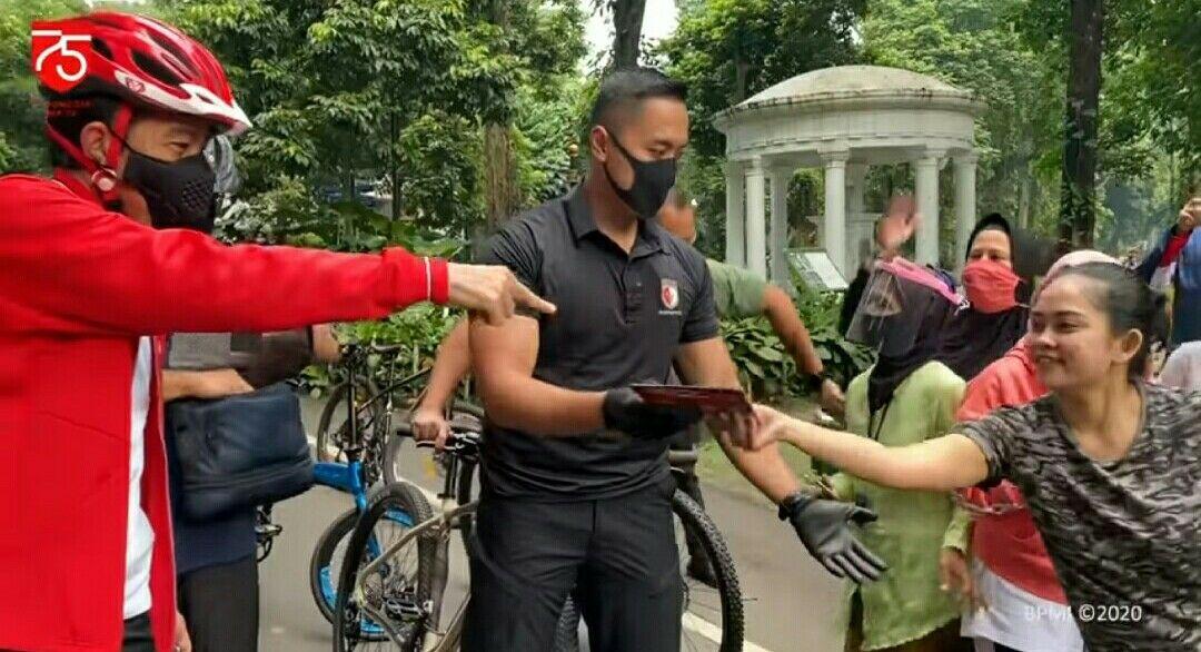 Presiden Joko Widodo  nggowes berkeliling Istana Presidenan  dan kawasan Kebun Raya Bogor sambil bsgikan masker. ( foto: Setpres)