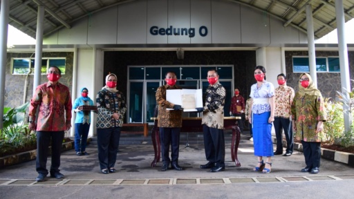 Sekretariat Presiden dan Arsip Nasional Republik Indonesia (ANRI) melakukan serah terima arsip bersejarah. (Foto: setpres) 